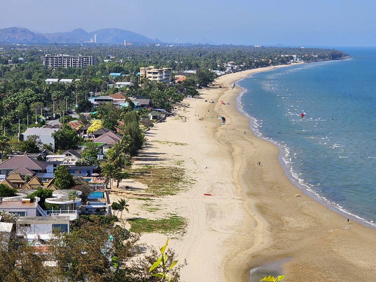 Der Pranburi Beach, gesehen vom Khao Kalok Felsen