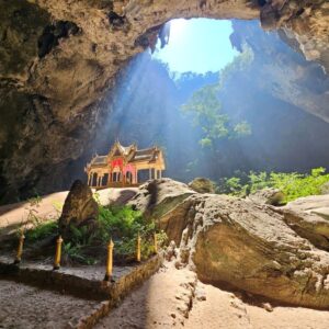 Erfahrungsbericht über den Besuch der Phraya Nakhon Cave in Prachuap Khiri Khan in Thailand. Mit Tipps zur Anreise, Wanderung, beste Uhrzeit, Öffnungszeiten, Kosten, Unterkünfte nahe der Höhle, unsere praktischen Tipps.