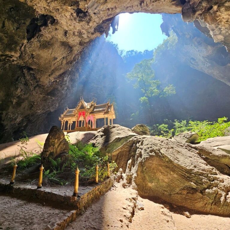 Erfahrungsbericht über den Besuch der Phraya Nakhon Cave in Prachuap Khiri Khan in Thailand. Mit Tipps zur Anreise, Wanderung, beste Uhrzeit, Öffnungszeiten, Kosten, Unterkünfte nahe der Höhle, unsere praktischen Tipps.