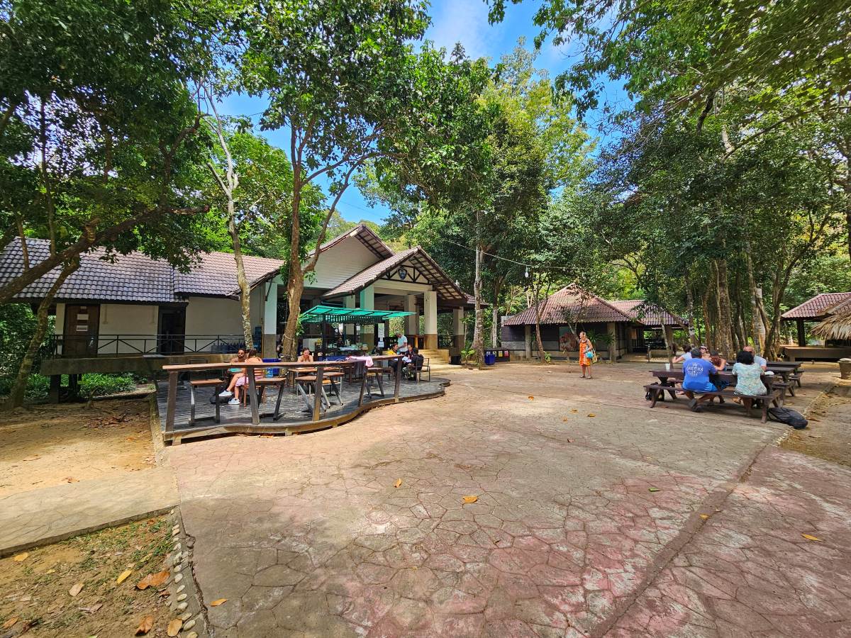 Kiosk und Restaurant im Koh Lanta Nationalpark