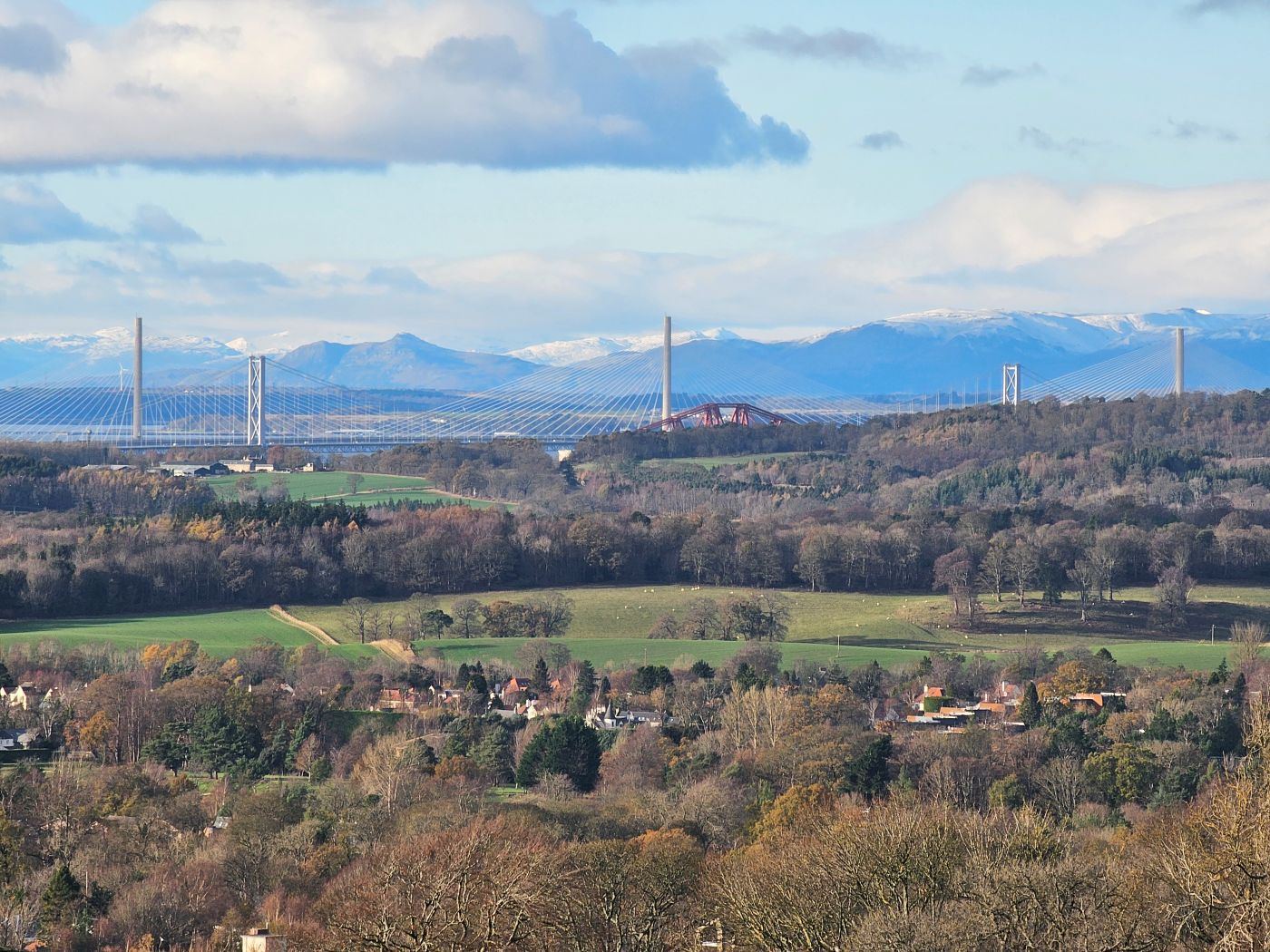 Schottland im Oktober: Blick auf die Forth Bridges mit schneebedeckten Bergen im Hintergrund