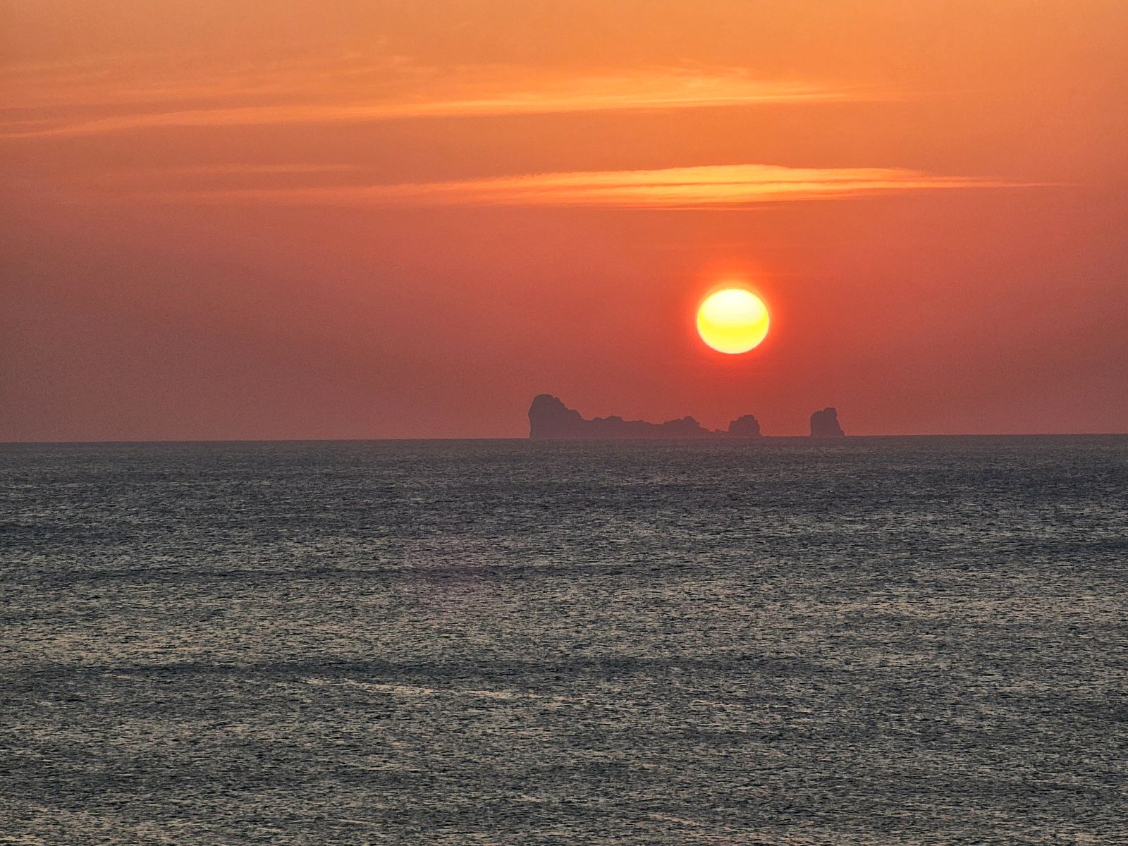 Wunderschöner Sonnenuntergang auf Koh Lanta mit Blick auf Koh Phi Phi