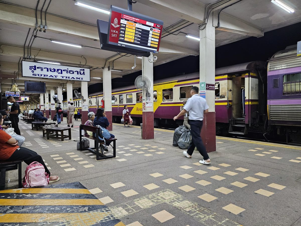 Am Bahnhof von Surat Thani