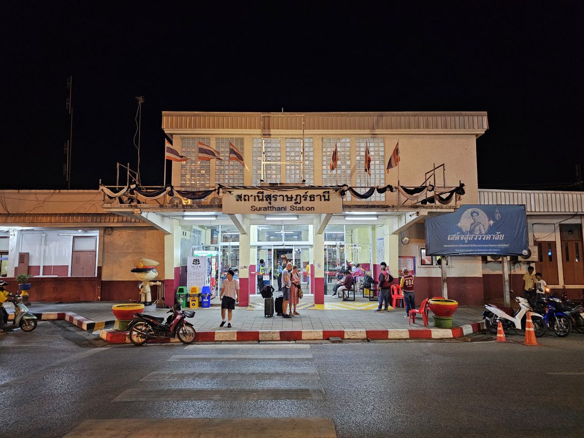 Am Abend: Der Bahnhof von Surat Thani