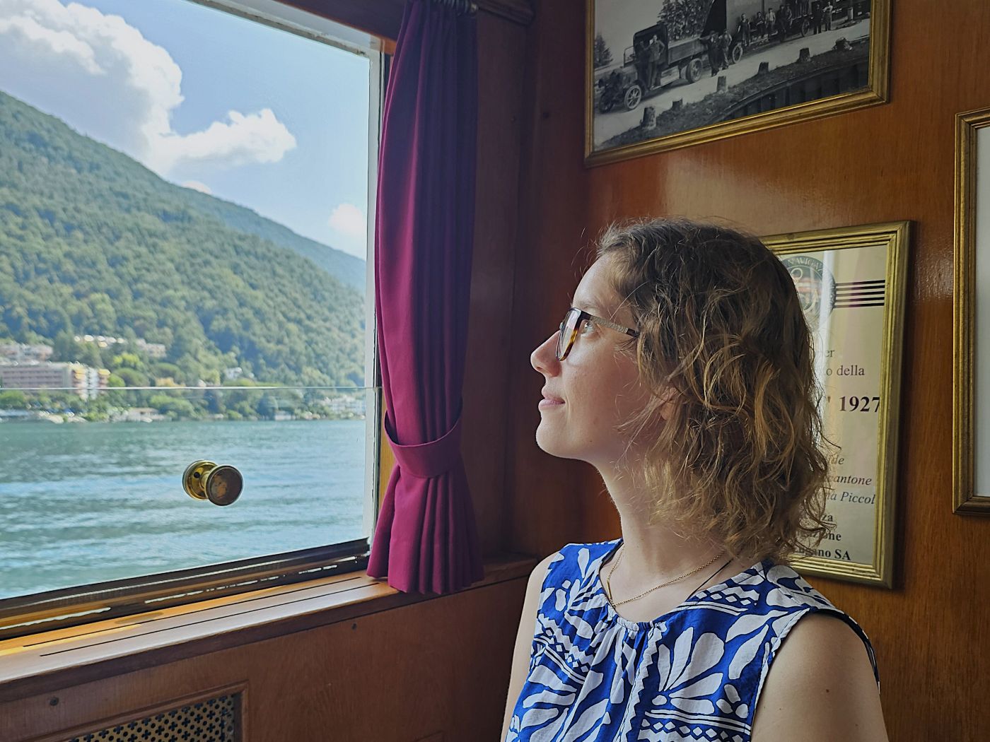Theresa im Innenraum des Schiffs auf dem Luganersee