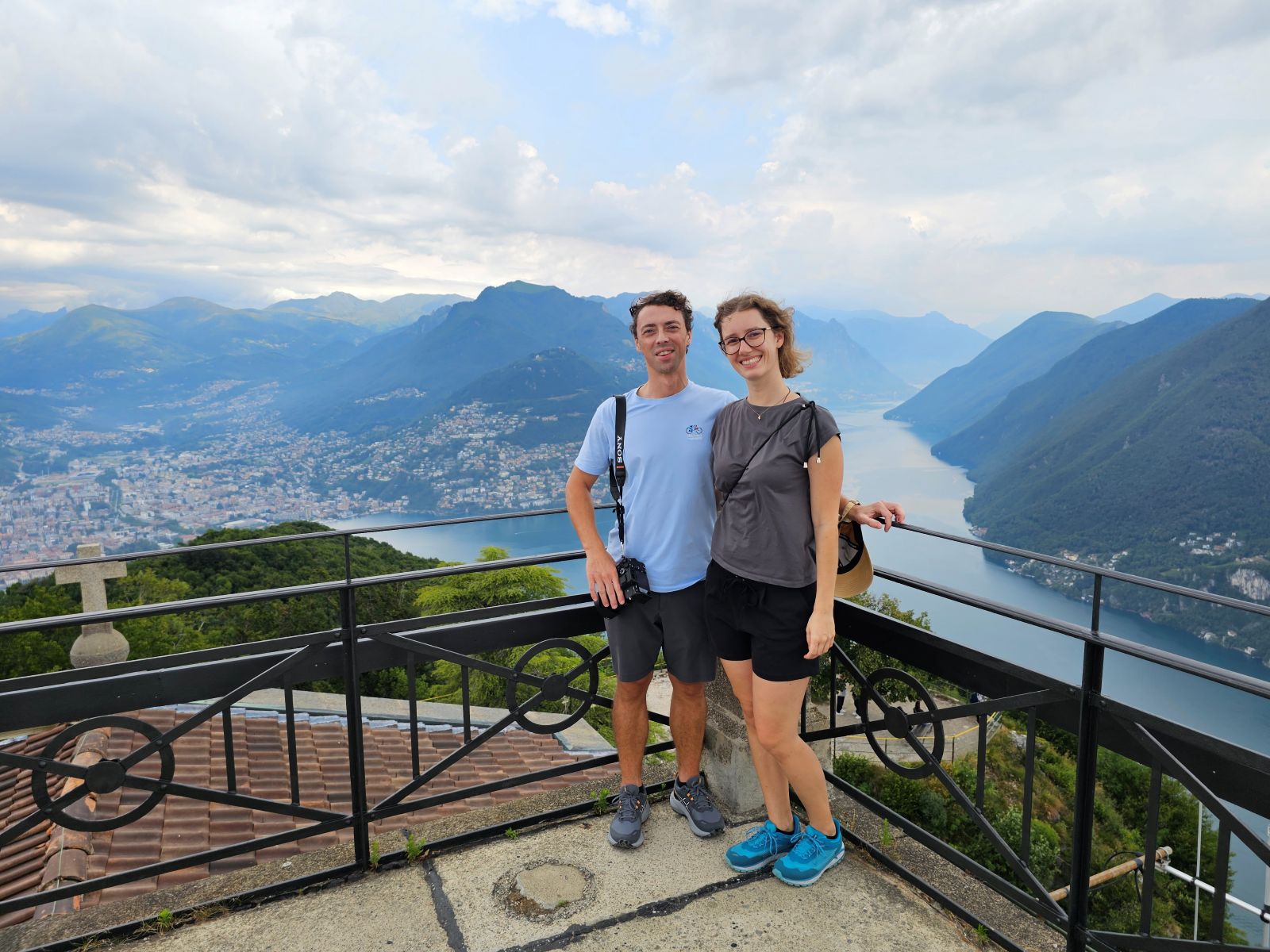 Theresa und Chris von Reisekröten, auf dem San Salvatore in Lugano in der Schweiz