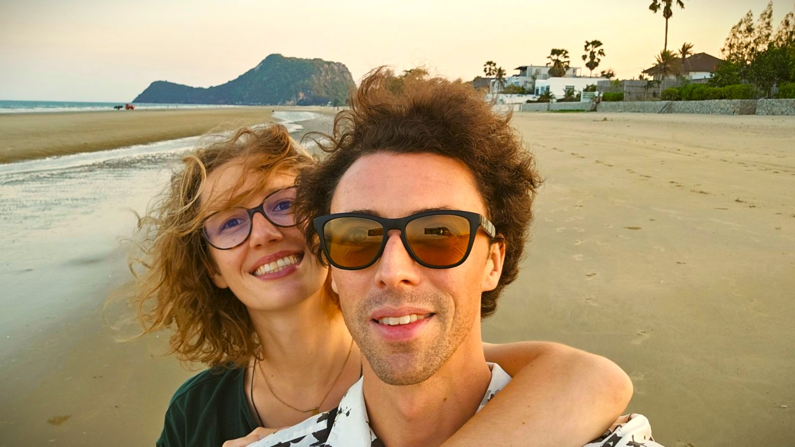 Wir, Theresa und Chris, an einem einsamen Strand in der Region Pran Buri, Khao Kalok Strand, Februar 2026