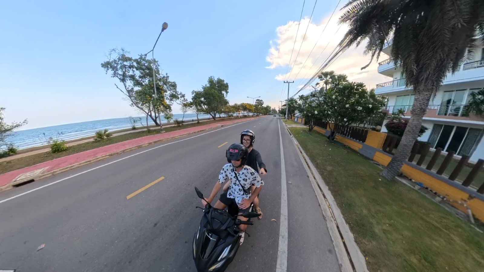 Chris und Theresa von Reisekröten auf dem Roller, entlang der Beach Street in Pak Nam Pran, Pran Buri
