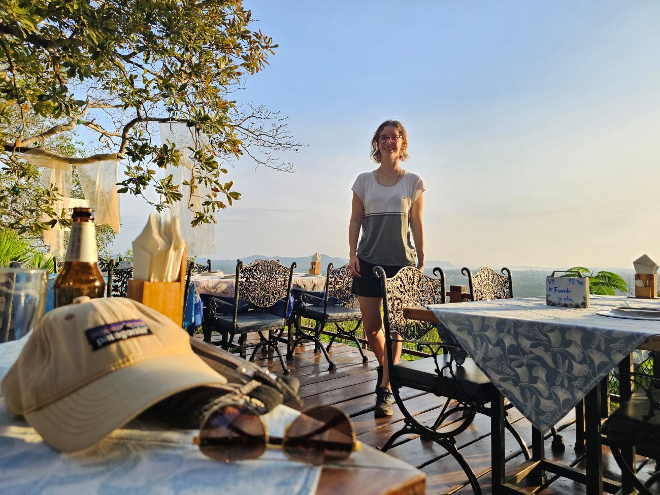 Theresa von Reisekröten, im Thun Ka Cafe auf Phuket