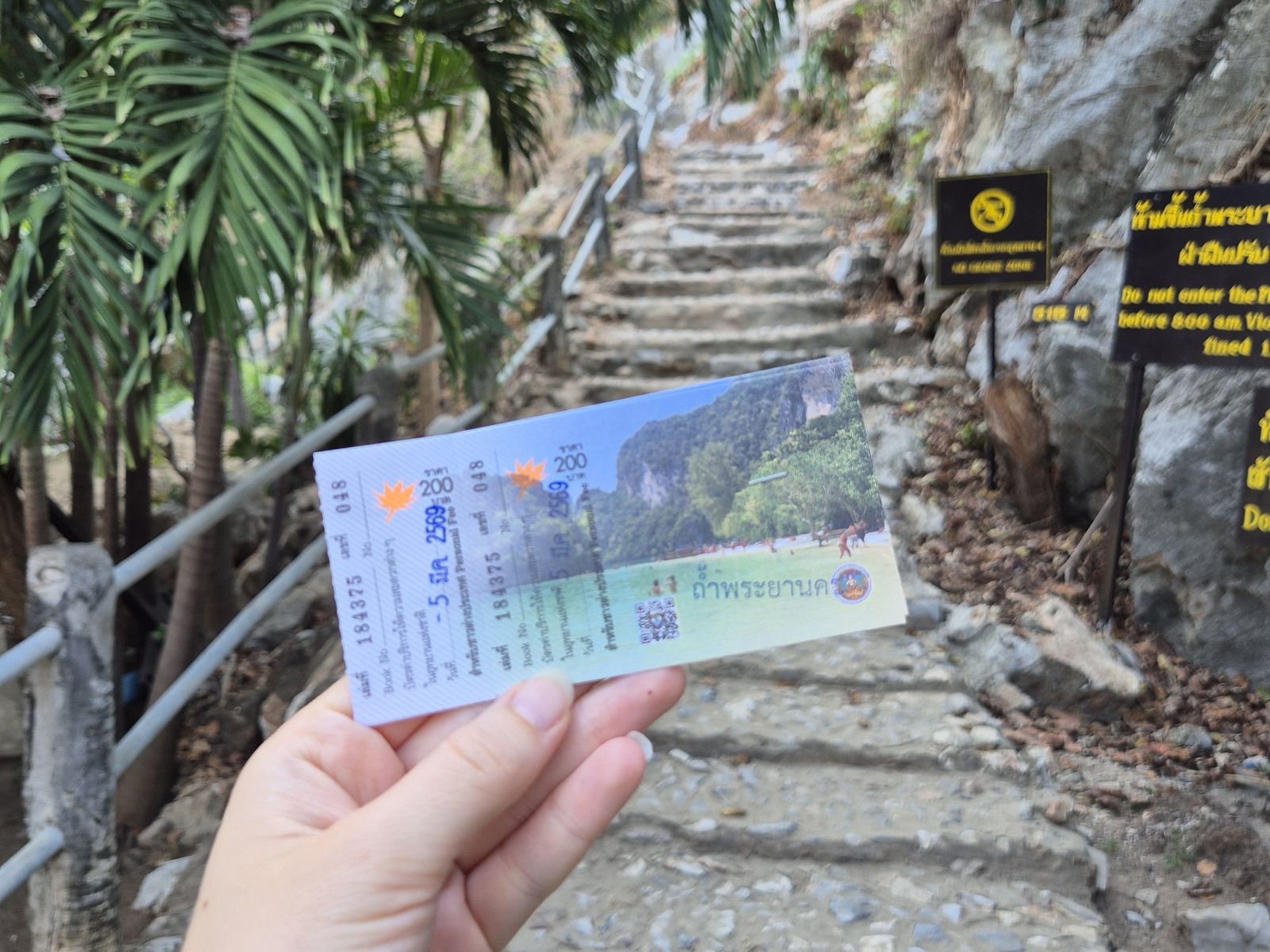 Ticket und Eingang zum Weg in Richtung Phraya Nakhon Cave