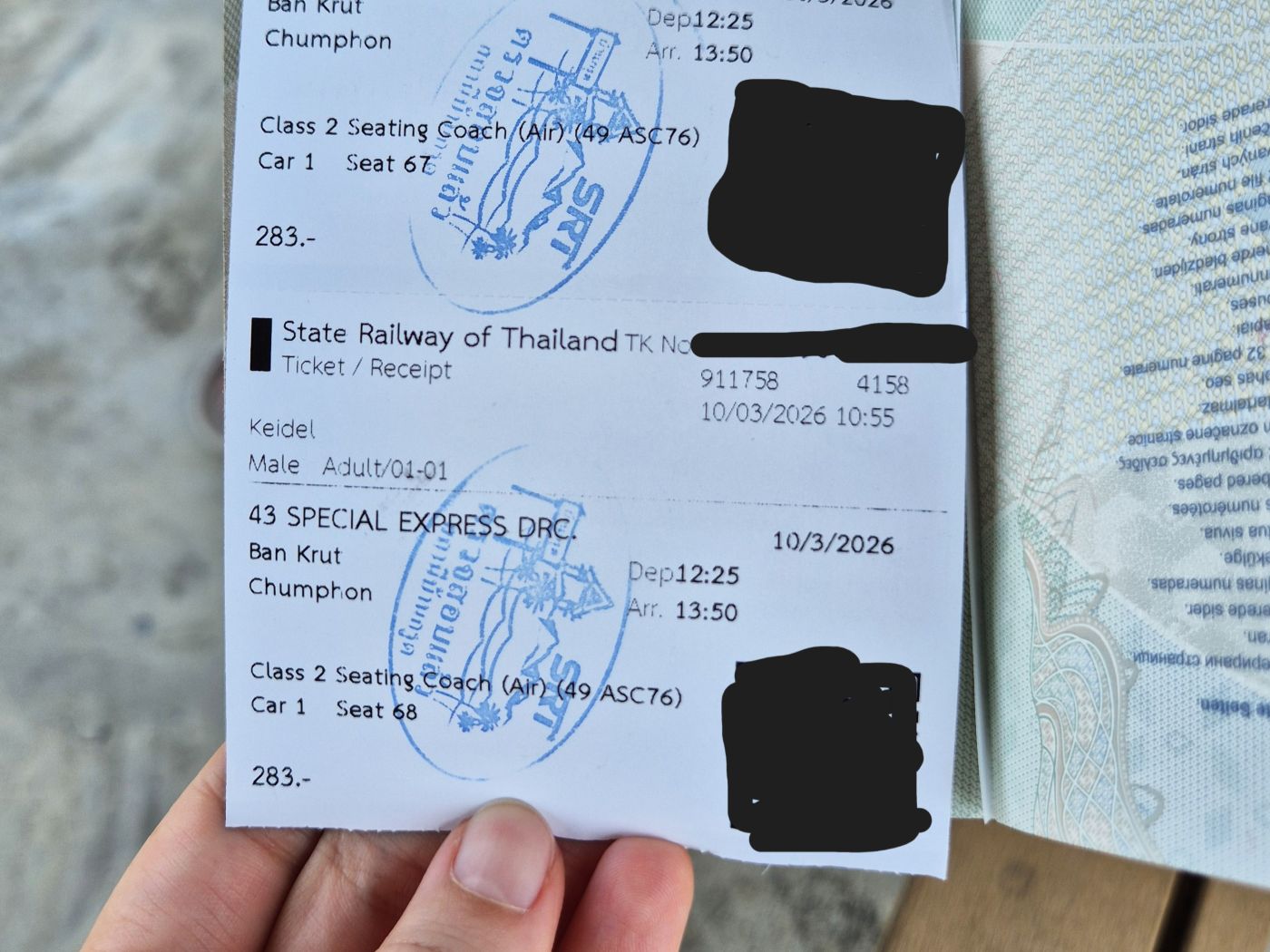 Ticket zum Zugfahren in Thailand, gekauft am Bahnhofsschalter