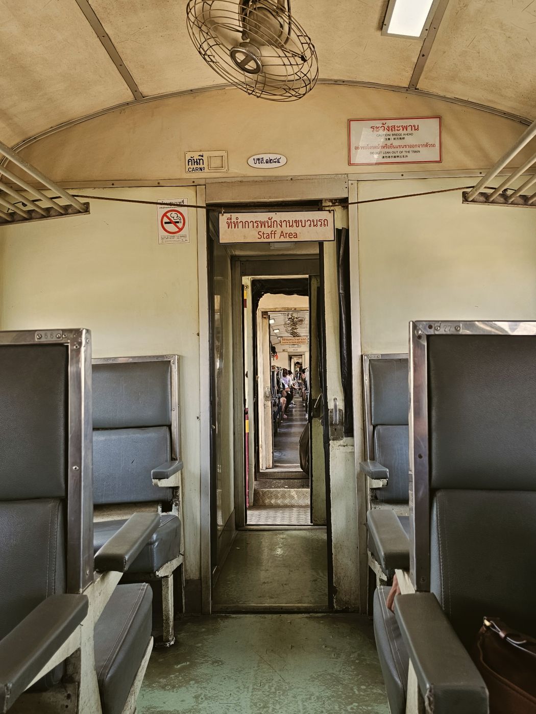 Ein Zugabteil in der Dritten Klasse in Thailand