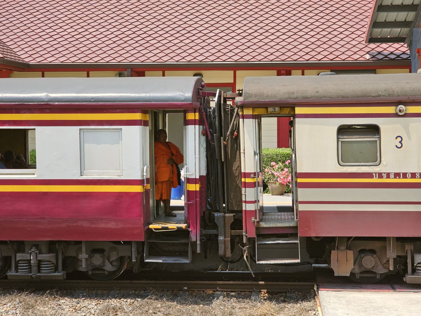 Dritte Klasse Zug in Thailand: Ohne Türen