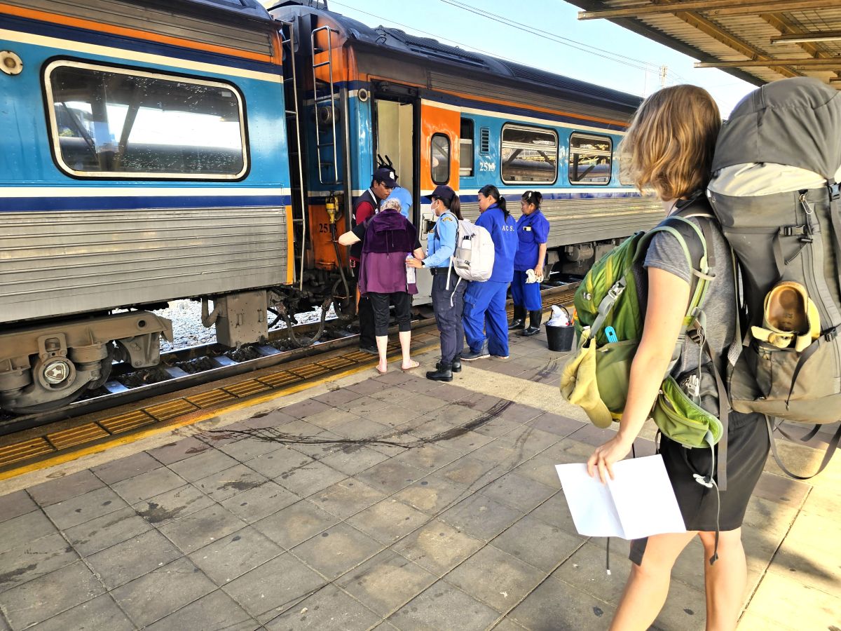 Theresa von Reisekröten, am Bahnhof Surat Thani, die ausgedruckten Tickets in der Hand