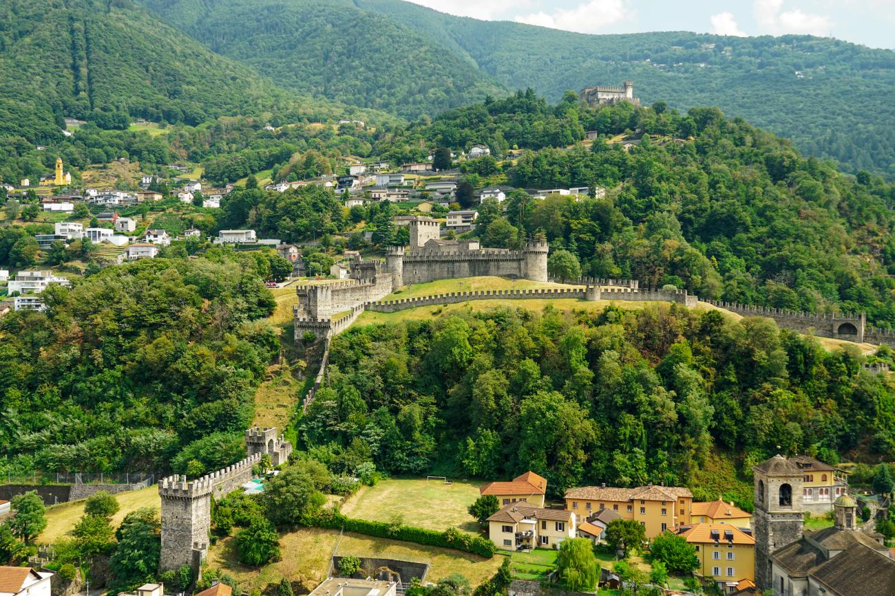 Blick auf die Burg Montebello und Sasso Corbaro