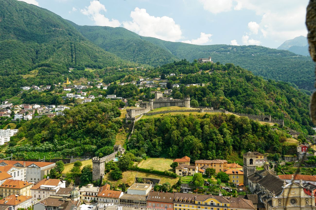 Blick vom Castel Grande auf die Burgen Montebello und Sasso Corbaro, in Bellinzona