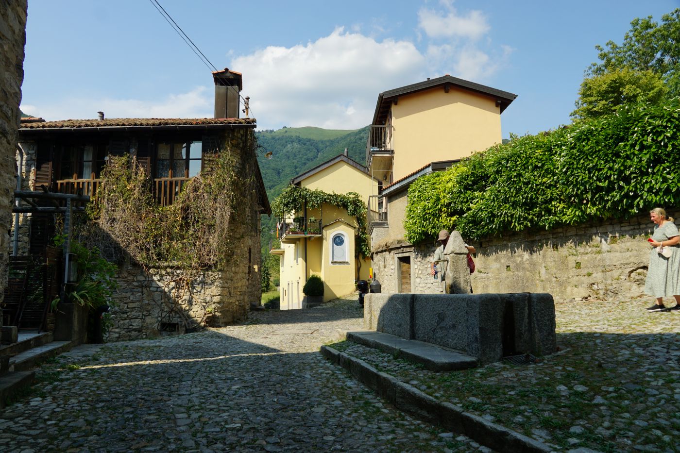Im Dorf Brè
