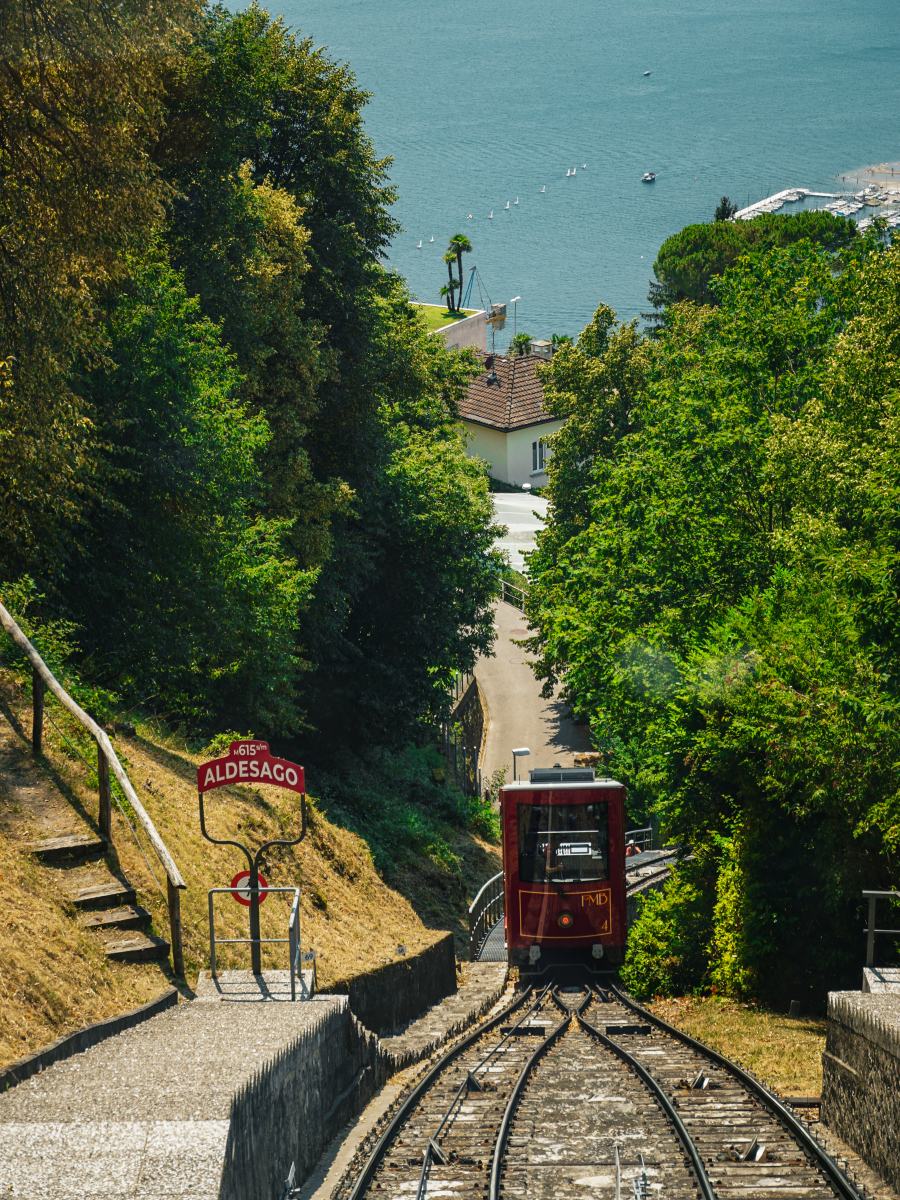Ausblick Funicolare Monte Brè auf den Luganersee und Standseilbahn