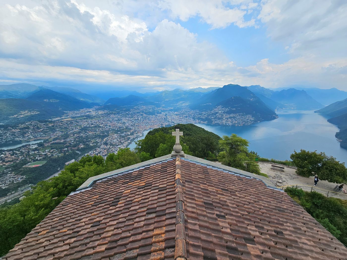 Blick von der Kirche auf dem Monte San Salvatore