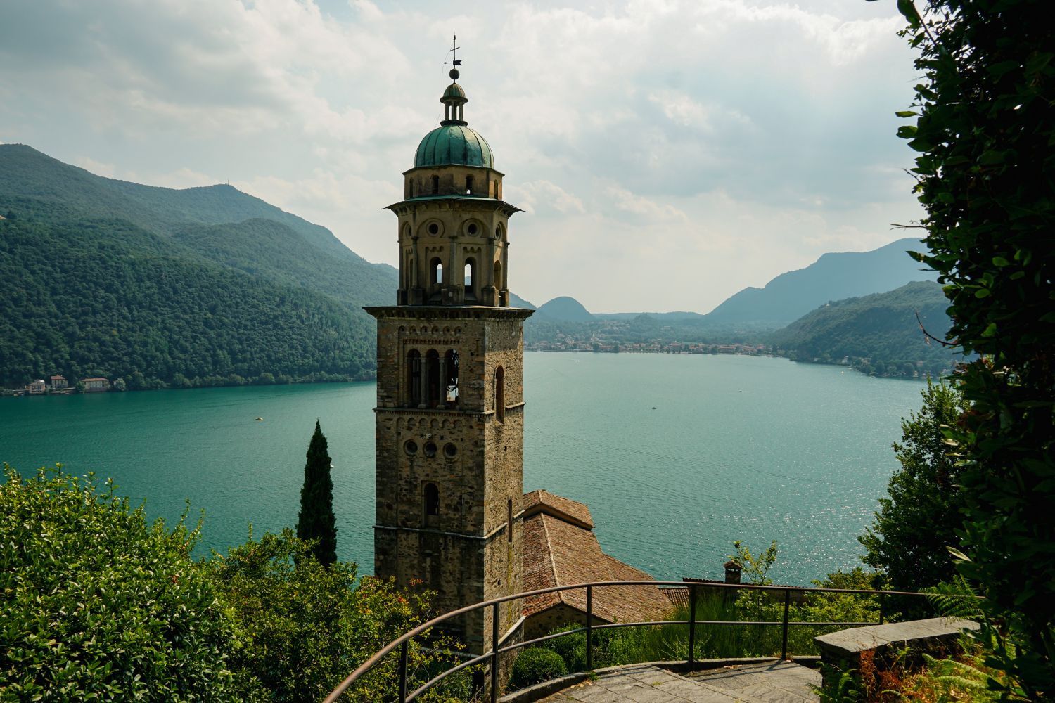 Kirche Santa Maria del Sasso in Morcote, mit Blick auf den See