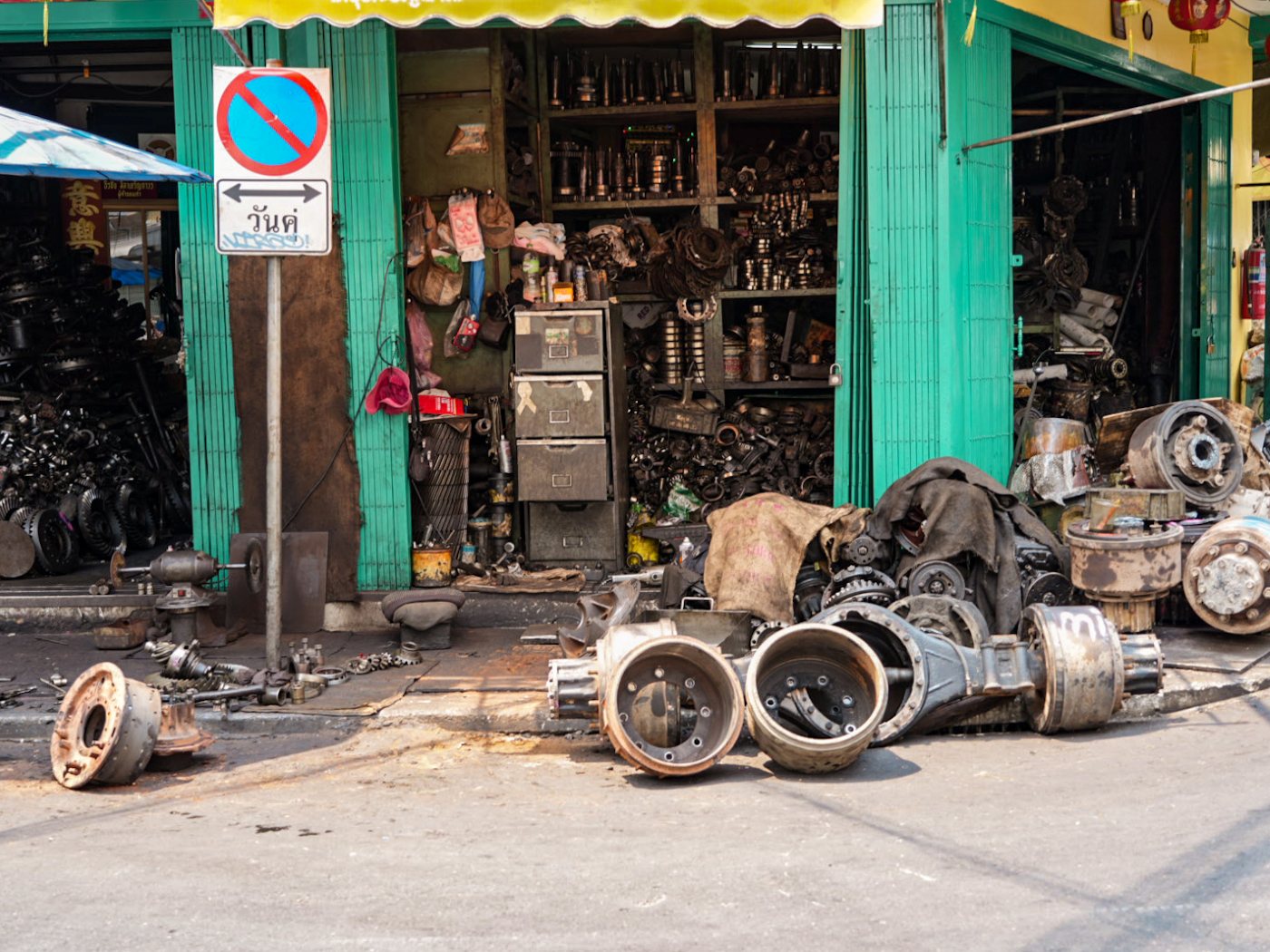 Eine typische Metallwerkstatt in Chinatown Bangkok
