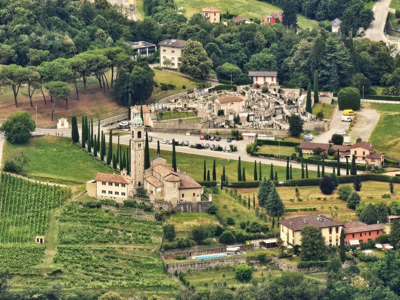 Blick auf die Stadtgrenze von Montagnola und Gentilino, die örtliche Kirche und den Friedhof
