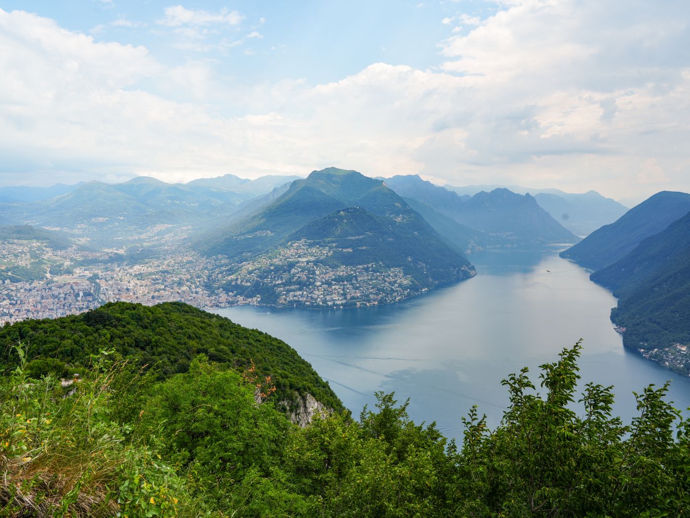 Ausblick vom Monte San Salvatore auf Lugano und den Monte Brè