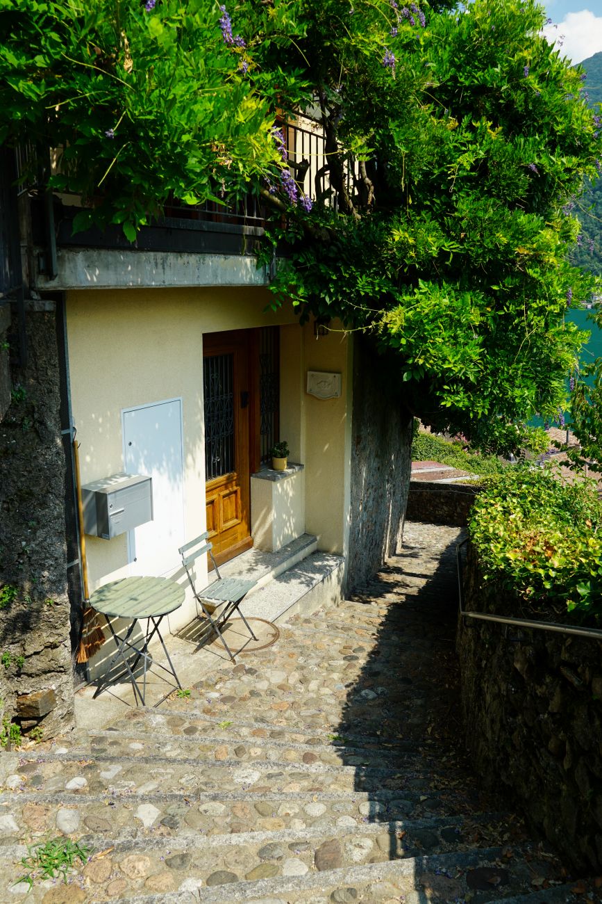 Auf den Treppen des Dorfes Morcote