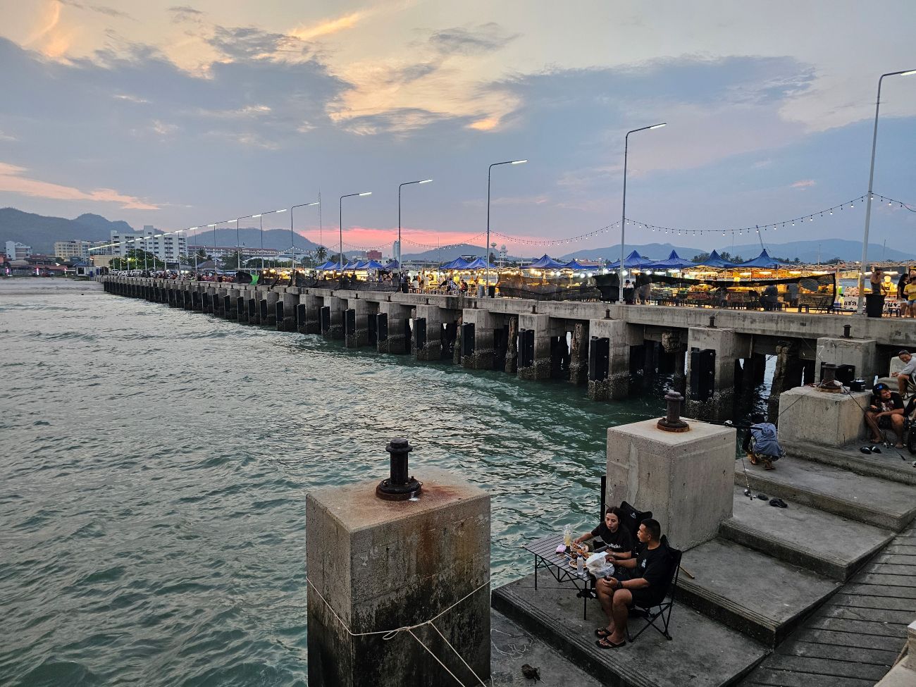 Gemütlich: Ein Nachtmarkt auf einem Pier in Hua Hin