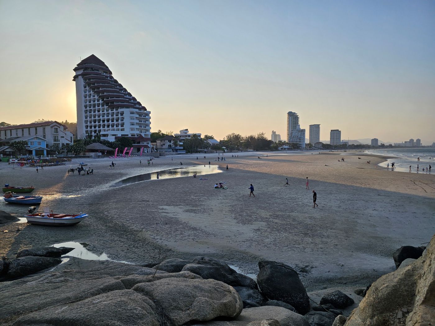 Strand von Hua Hin mit großen Hotels