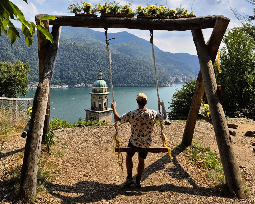 Die Schaukel "Swing the World" in Morcote