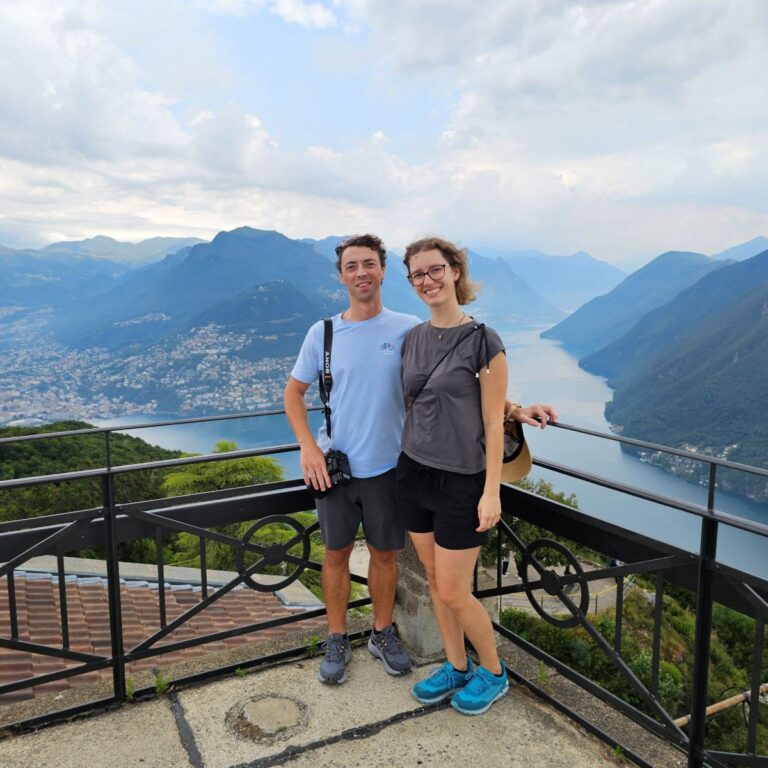 Erfahrungsbericht zum Besuch auf dem Monte San Salvatore in Lugano, mit Infos & Tipps zu Standseilbahn, Gipfel, Wandern, Aussicht und Tickets. von Theresa und Chris von Reisekröten