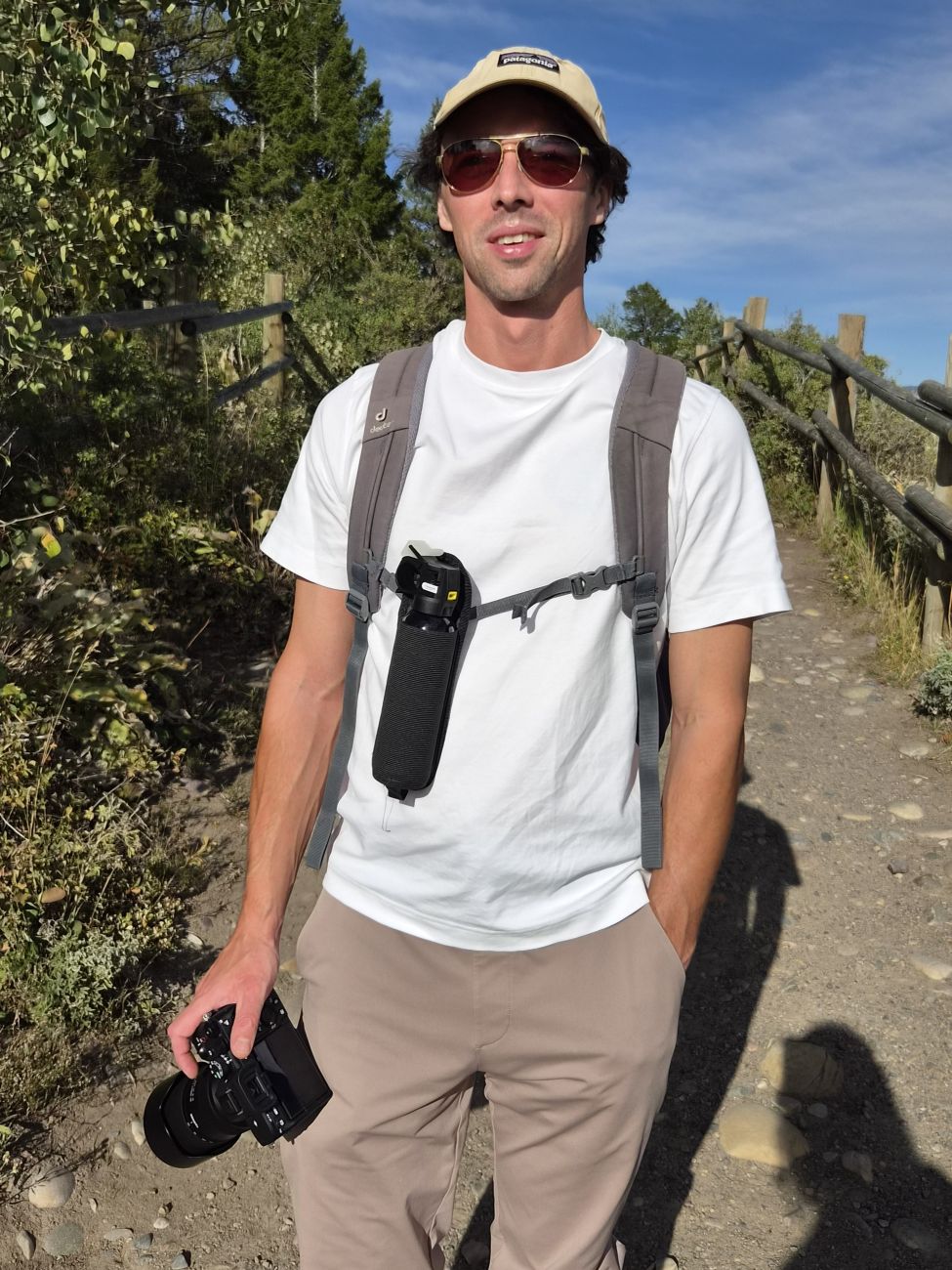 Chris, mit Bärenspray am Rucksack (griffbereit)