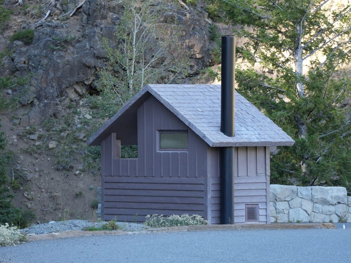 Typisches Toiletten-Häuschen in einem US-Nationalpark