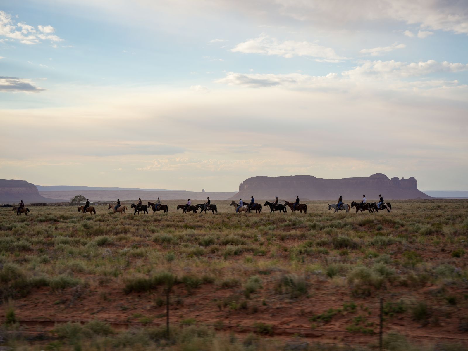 Ausritt mit Pferden bei Sonnenuntergang am Monument Valley