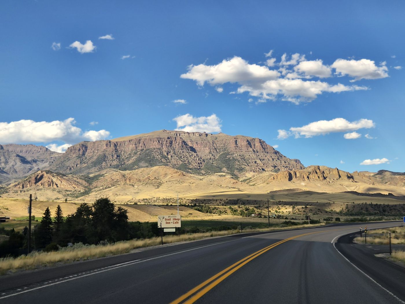 Straße zwischen Cody und East Yellowstone