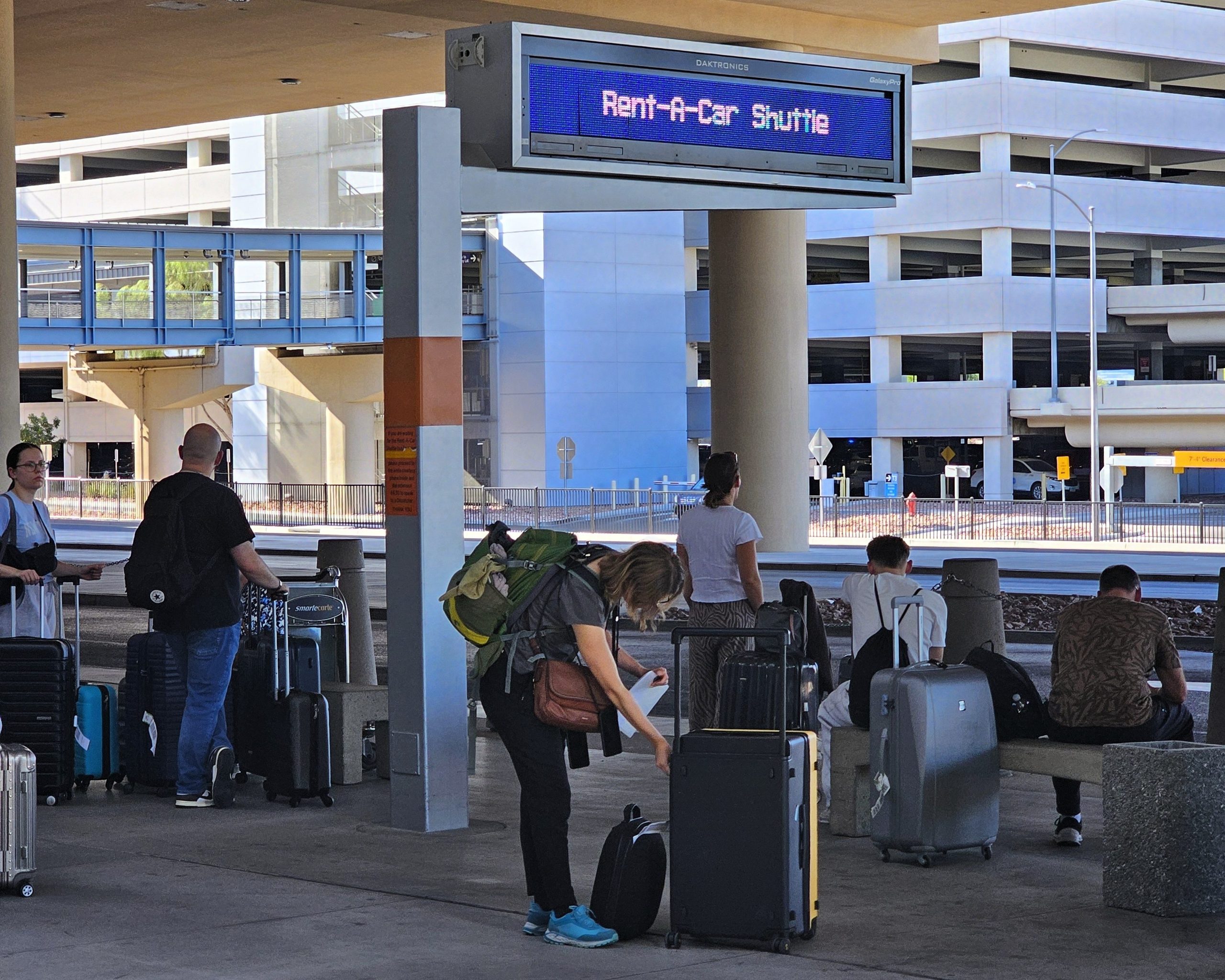 Warten auf den Shuttlebus am Flughafen Las Vegas, der uns zum Mietwagencenter bringen soll