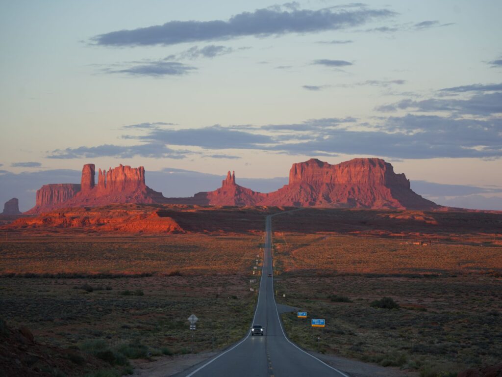 Blick auf das Monument Valley bei Sonnenaufgang, vom Highway 163 am Forrest Gump Point