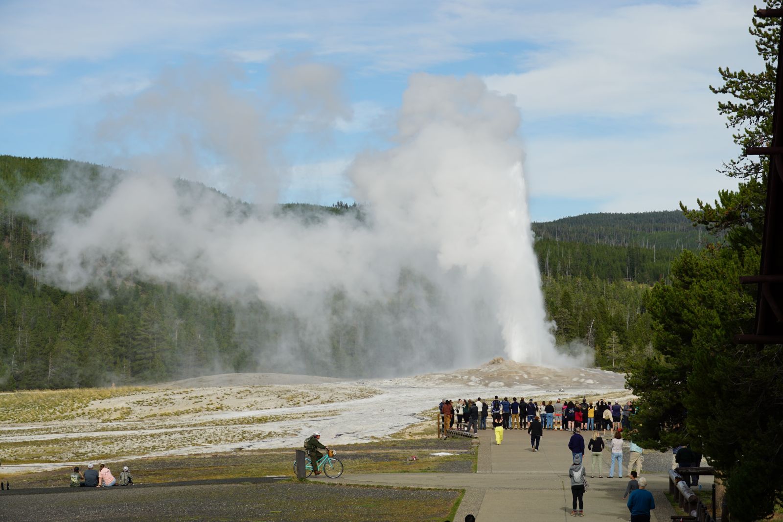Ausbruch des Old Faithful Geysirs im Yellowstone Nationalpark