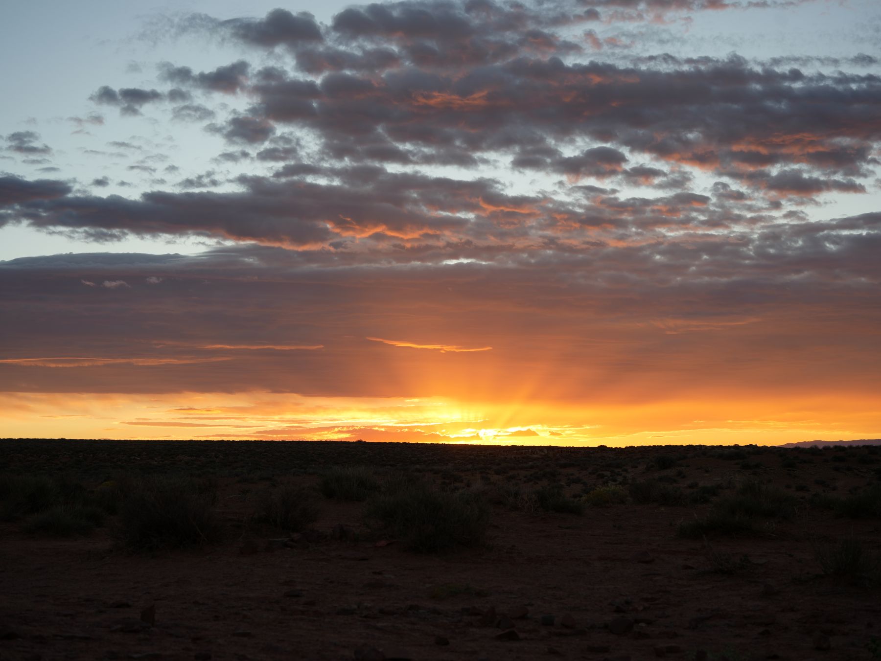 Sonnenaufgang in der Wüste am Monument Valley